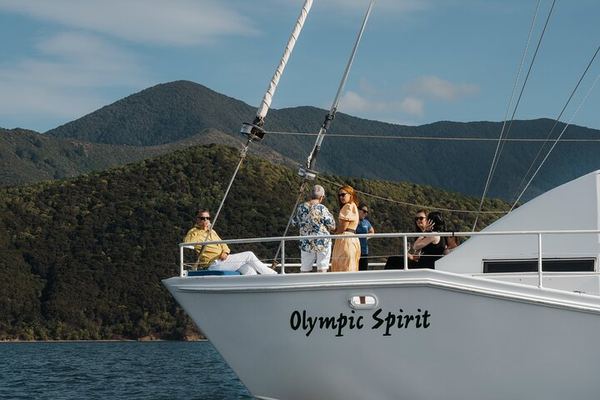 Marlborough Icons Full-Day Tour: Two Wineries and Seafood Cruise on Queen Charlotte Sound