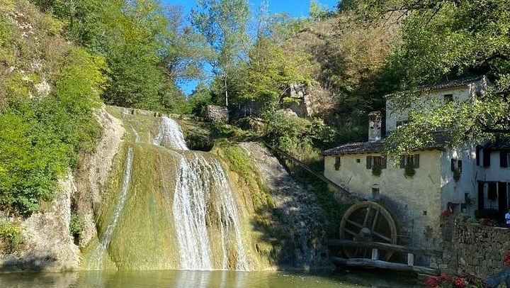 Private Prosecco Hills Tour with Osteria Lunch: 2 Family Wineries, Treviso or Venice Start (4/12)