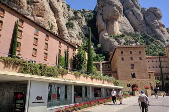 Private Day Trip from Barcelona: Montserrat Monastery, Catalan Lunch and Penedès Winery (2/5)