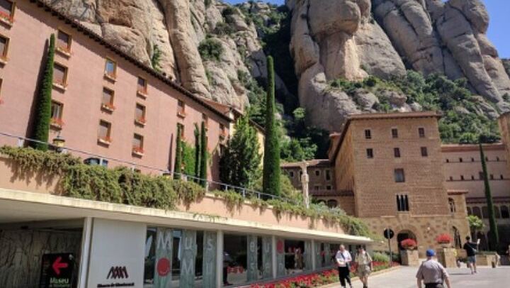 Private Day Trip from Barcelona: Montserrat Monastery, Catalan Lunch and Penedès Winery (2/5)