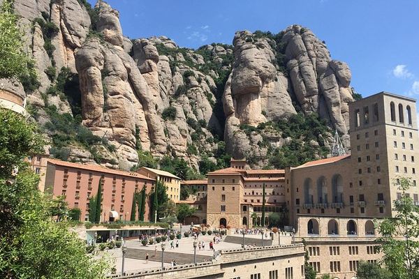 Private Montserrat and Sant Sadurní Cava Day Trip with a Former Winery PR Manager as Guide