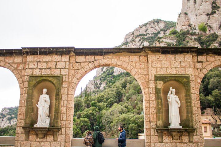 Montserrat Full Day by Cogwheel Train with Monks' Liquor Tasting and Bages Castle Winery (7/12)