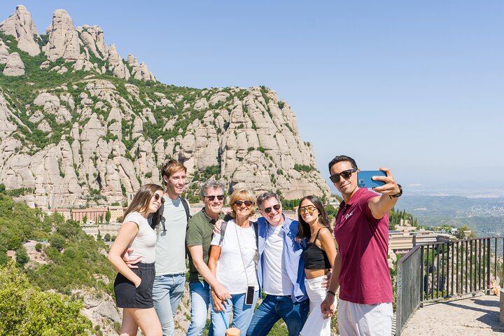 Montserrat Full Day by Cogwheel Train with Monks' Liquor Tasting and Bages Castle Winery (3/12)