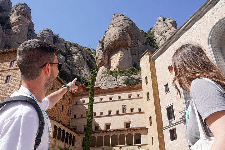 Montserrat Small-Group Coach Trip from Barcelona with Rack Railway and Sommelier Tasting (7/10)