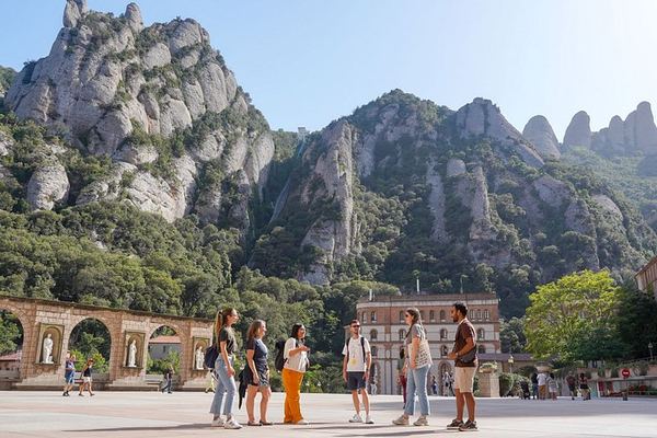 Montserrat Small-Group Coach Trip from Barcelona with Rack Railway and Sommelier Tasting