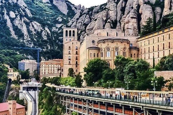 Private 8:30 Montserrat Tour with Three-Course Lunch and Biodynamic Winery Tasting