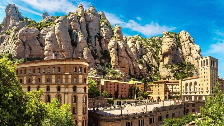Private 8:30 Montserrat Tour with Three-Course Lunch and Biodynamic Winery Tasting (1/12)