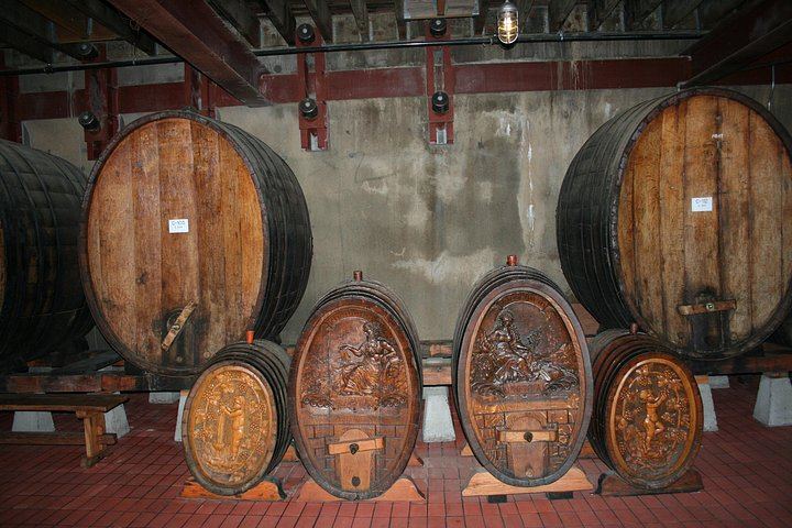 Apex Wine Tours: Private 6-Hour Lincoln MKT Stretch Limo Tour of Napa or Sonoma (5/12)