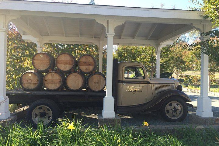 Apex Wine Tours: Private 6-Hour Lincoln MKT Stretch Limo Tour of Napa or Sonoma (12/12)