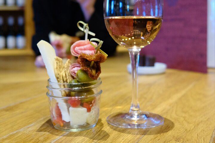 Niagara-on-the-Lake Small Group Wine Tasting: 3 Wineries, Morning or Afternoon (8/11)