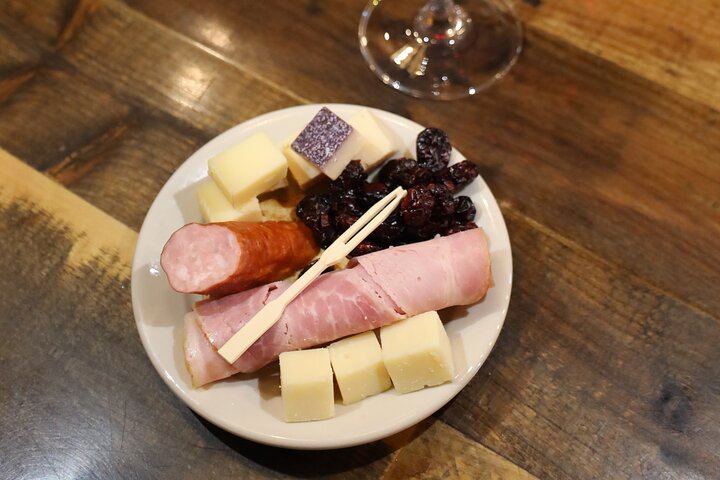 Niagara-on-the-Lake Small Group Wine Tasting: 3 Wineries, Morning or Afternoon (5/11)