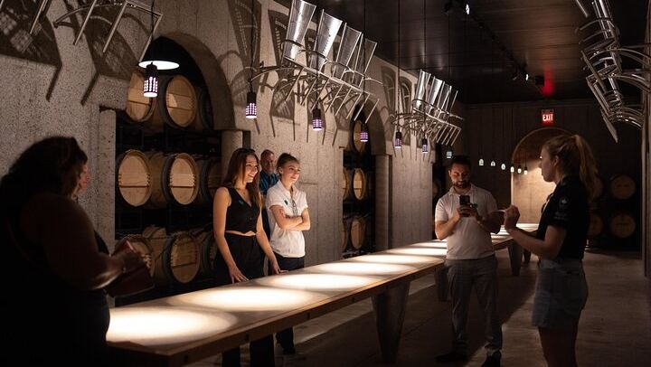 Small Group Niagara-on-the-Lake Wine Tour with Lunch and Fallsview Pickup (4/8)
