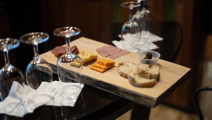 Small Group Niagara-on-the-Lake Wine Tour with Lunch and Fallsview Pickup (1/8)