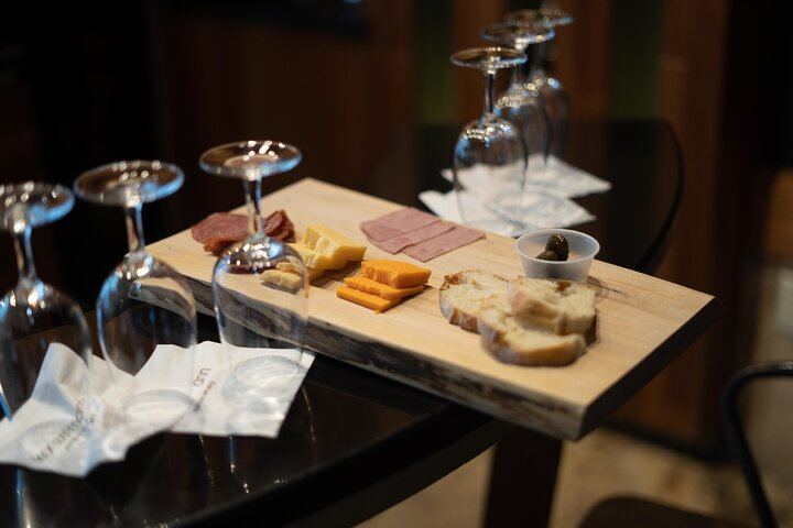 Small Group Niagara-on-the-Lake Wine Tour with Lunch and Fallsview Pickup (1/8)