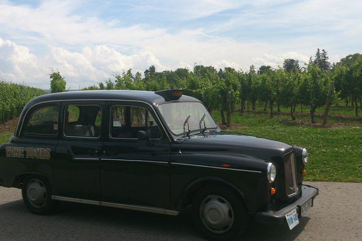 Private Niagara-on-the-Lake Wine Tour in a Classic English Cab with Picnic Lunch (9/11)
