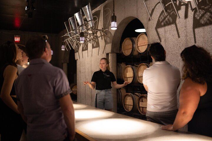 Small Group Niagara-on-the-Lake Wine Tour with Lunch and Fallsview Pickup (5/8)