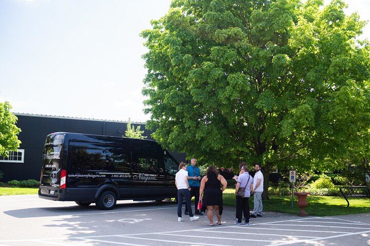 Small Group Niagara-on-the-Lake Wine Tour with Lunch and Fallsview Pickup (6/8)