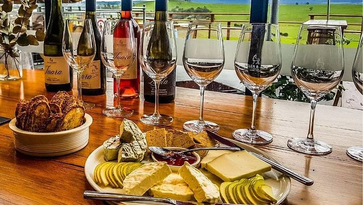 Yarra Valley Day Tour with Farm Stop, Yering Station, Chocolate and Gin Option (1/12)