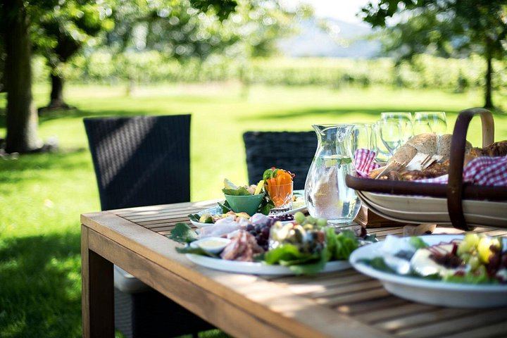 Full-Day Wine Tour from Picton: Several Wineries, Winery Lunch, Pickup (3/5)