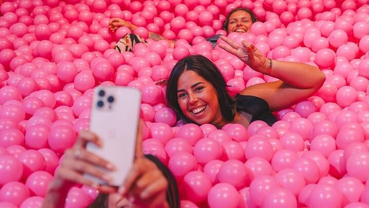 Pink Palace in Porto: Eleven Rooms of Rosé, a Pink Ball Pool and Five Wine Tastings (2/12)