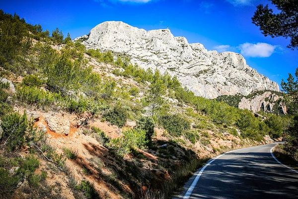 Private Cézanne and Wine Tour from Aix-en-Provence: Domaine St-Ser and Terre de Mistral