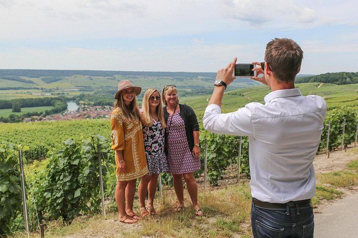 Private Full-Day Champagne Tour from Reims with 3 Growers, Bistronomic Lunch and Minivan (2/8)