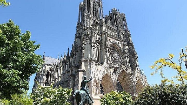 Private Full-Day Champagne Tour from Reims with 3 Growers, Bistronomic Lunch and Minivan (3/8)