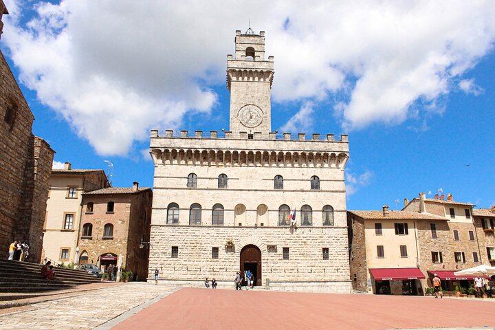 Private Walking Tour of Montepulciano from Piazza Grande with Cellar and Nobile Tasting (12/12)