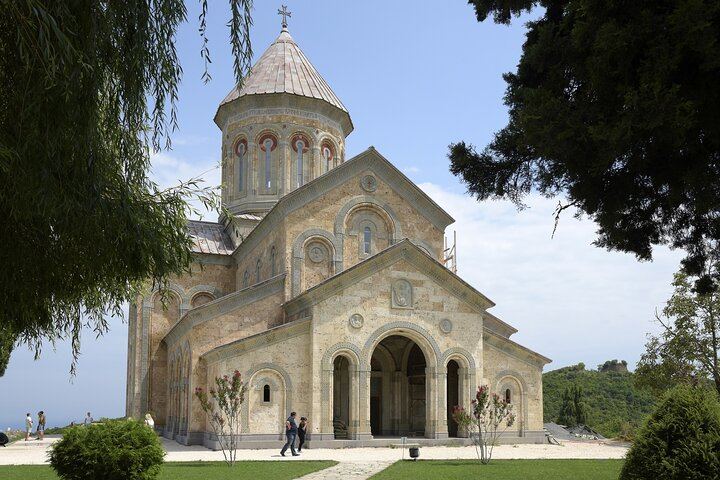 Private Kakheti Day Tour with Organic Qvevri Wine Tasting, Sighnaghi and Lunch (6/10)