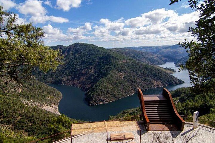 Private Porto Tour to Minho Green Wines and Douro Valley with Chef Lunch and Boat Ride (7/11)