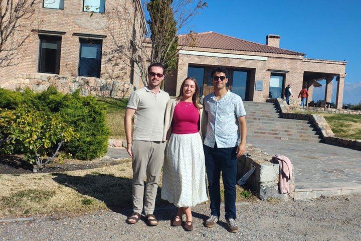 Private Mendoza Wine Tour: Two Wineries, Hotel Pickup and Gourmet Lunch (10/12)