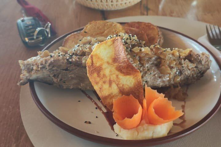 Private Mendoza Wine Tour: Two Wineries, Hotel Pickup and Gourmet Lunch (9/12)
