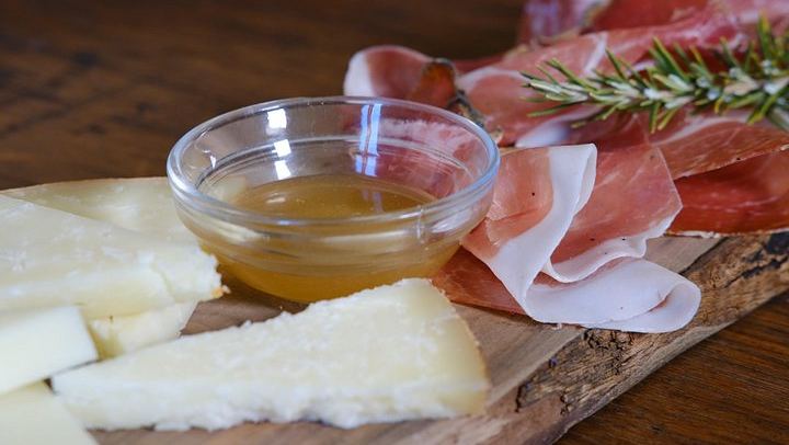 Private Vernaccia Vineyard Lunch with Wine and Olive Oil Tasting (3/10)