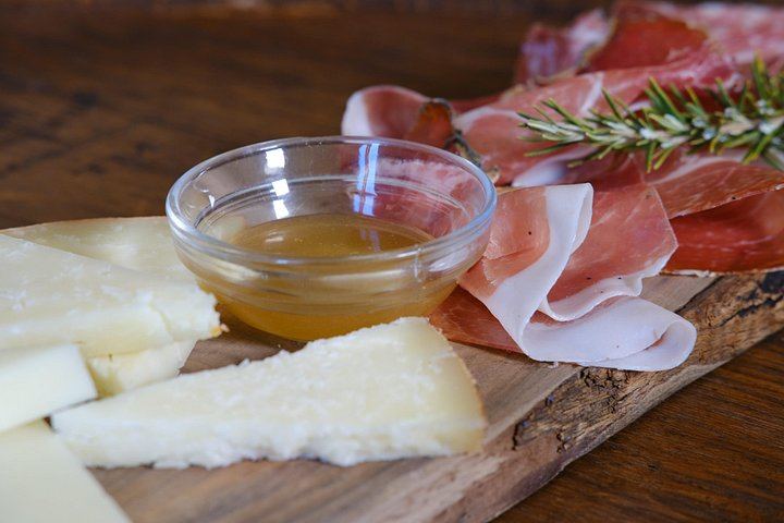 Private Vernaccia Vineyard Lunch with Wine and Olive Oil Tasting (3/10)