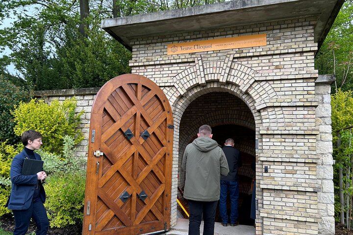 Veuve Clicquot Cellars and Family House Day Tour from Épernay or Reims, Estate Lunch (10/12)