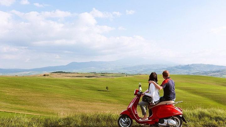 Vespa Ride for Couples in Tuscany: Val d'Orcia or Lake Trasimeno, then Winery Lunch (1/4)