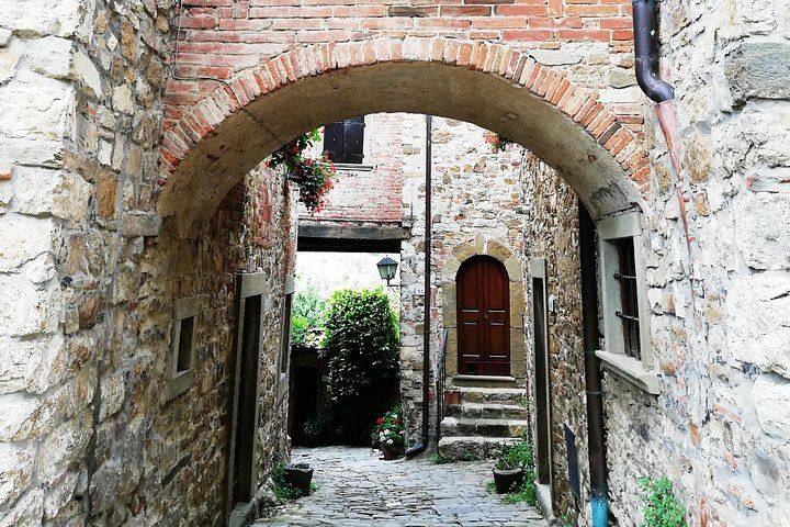 Chianti Open-Top Van Safari: Montefioralle, Greve and Two Winery Tastings with Lunch (7/12)