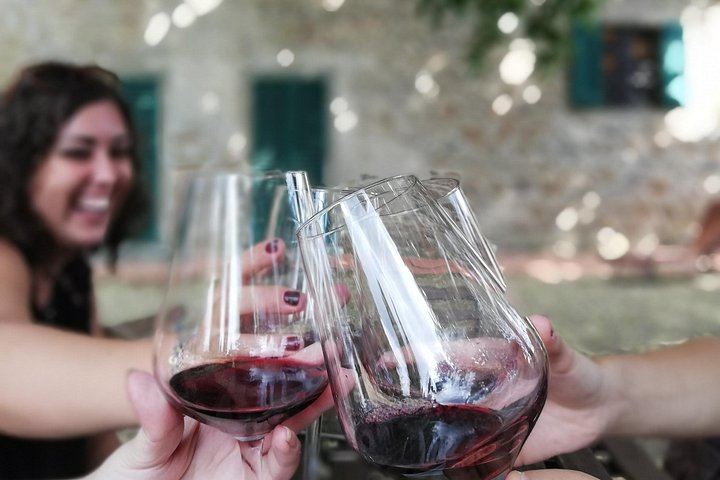 Chianti Open-Top Van Safari: Montefioralle, Greve and Two Winery Tastings with Lunch (8/12)