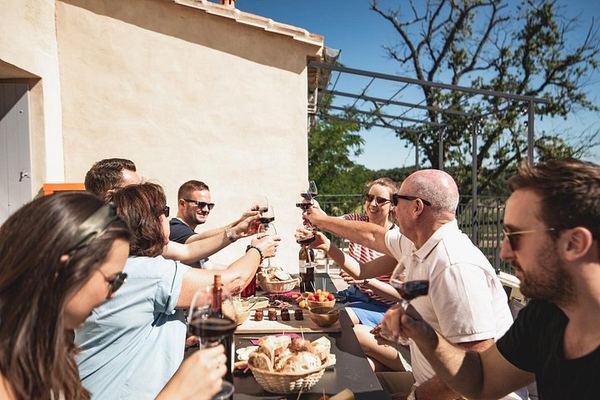 Saint-Émilion E-Bike Day from Bordeaux: Two Châteaux, Vineyard Picnic and Village Tasting
