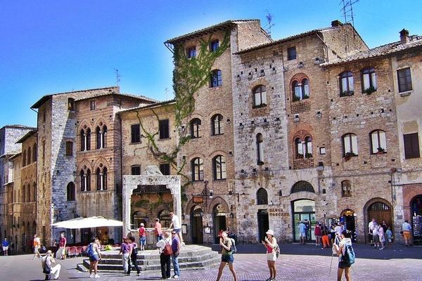 Towns of Italy Afternoon Tour from Florence: Siena, San Gimignano and Winery Dinner