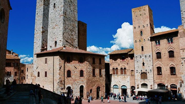 Private Day Trip from Florence to San Gimignano and Chianti by Deluxe Minivan, Commentary (2/8)