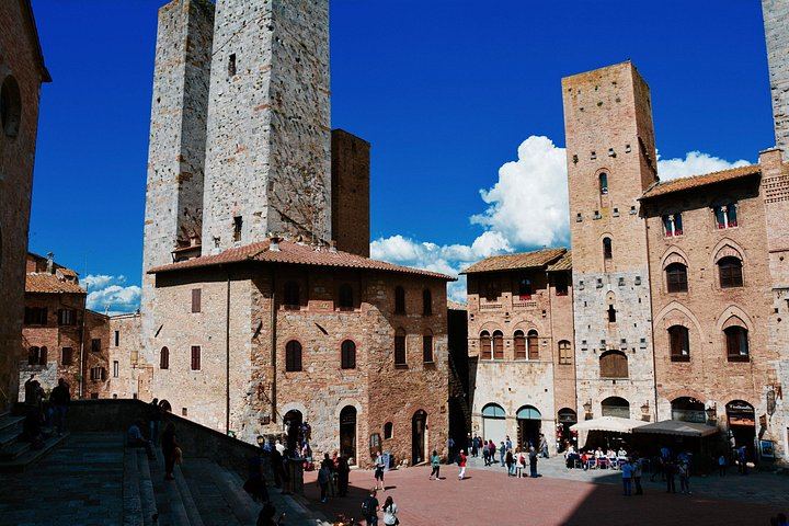 Private Day Trip from Florence to San Gimignano and Chianti by Deluxe Minivan, Commentary (2/8)
