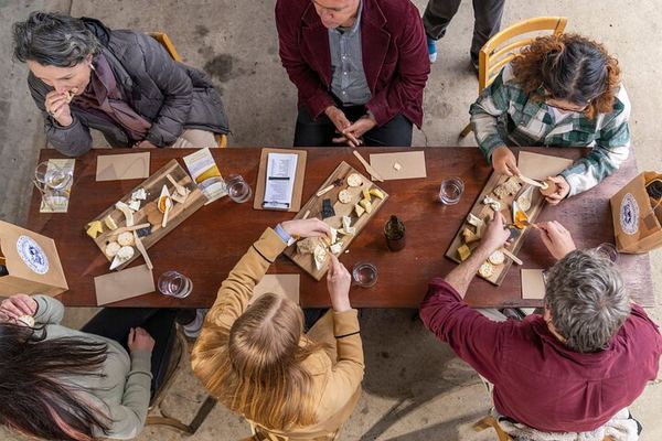 Sydney to Hunter Valley Day Tour with Three Wine Tastings, Cheese Factory and Cafe Lunch