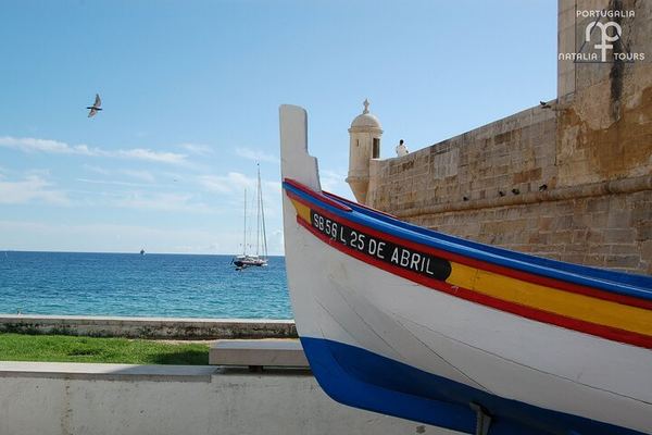 Private Half-Day Sesimbra Tour: Moorish Castle, Bacalhôa Wines and Hilltop Swing