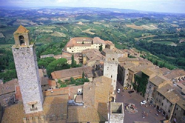 Lucca Departure: Small Group Day in Siena and San Gimignano with Chianti Cellar Tasting