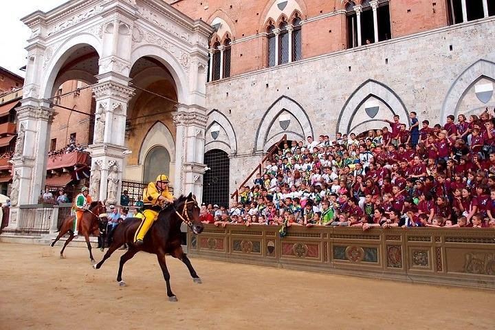 Lucca Departure: Small Group Day in Siena and San Gimignano with Chianti Cellar Tasting (5/6)