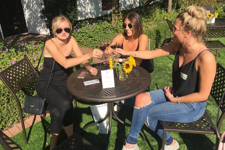 Niagara-on-the-Lake Afternoon Boutique Winery Tour with Cheese Pairing, Groups of 4-10 (3/11)