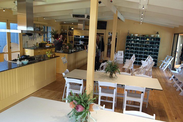 Barossa to Hahndorf Shared Day Tour: Farm Shop, Chocolate, Two Tastings, Lunch (9/12)