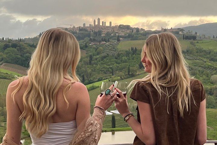 Small-Group Horseback Ride with Winery Lunch and San Gimignano Visit (10/12)