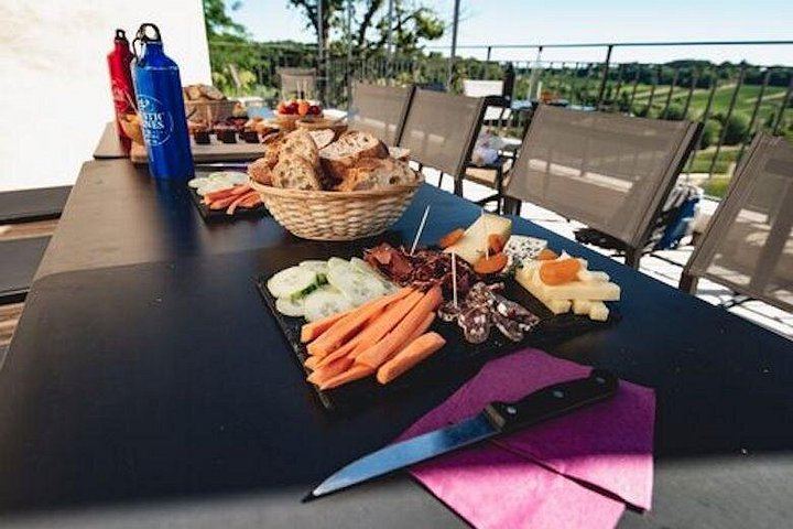 Rustic Vines Day Tour: Saint-Émilion and Médoc Wines, Three Châteaux and Picnic Lunch (3/10)